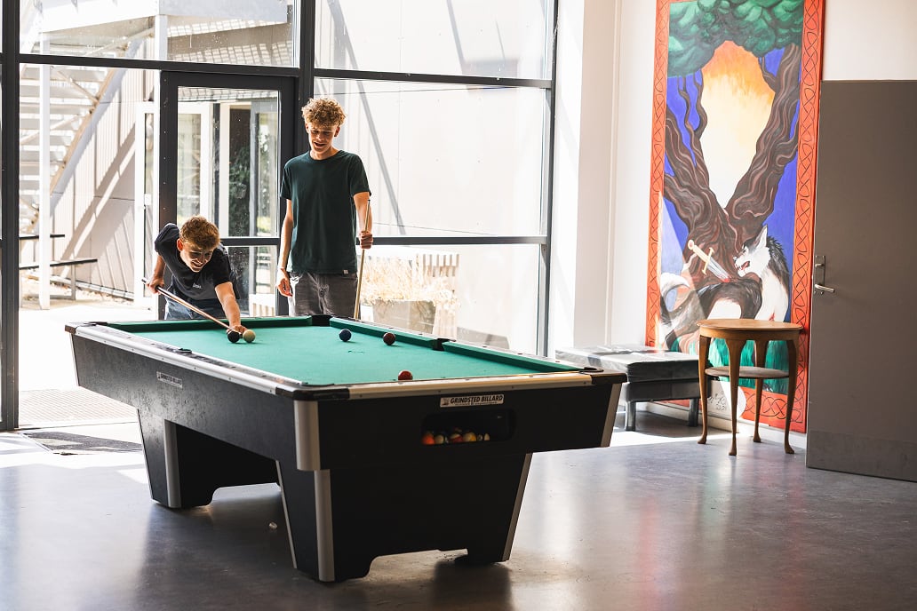 Drenge ved poolbord på efterskole