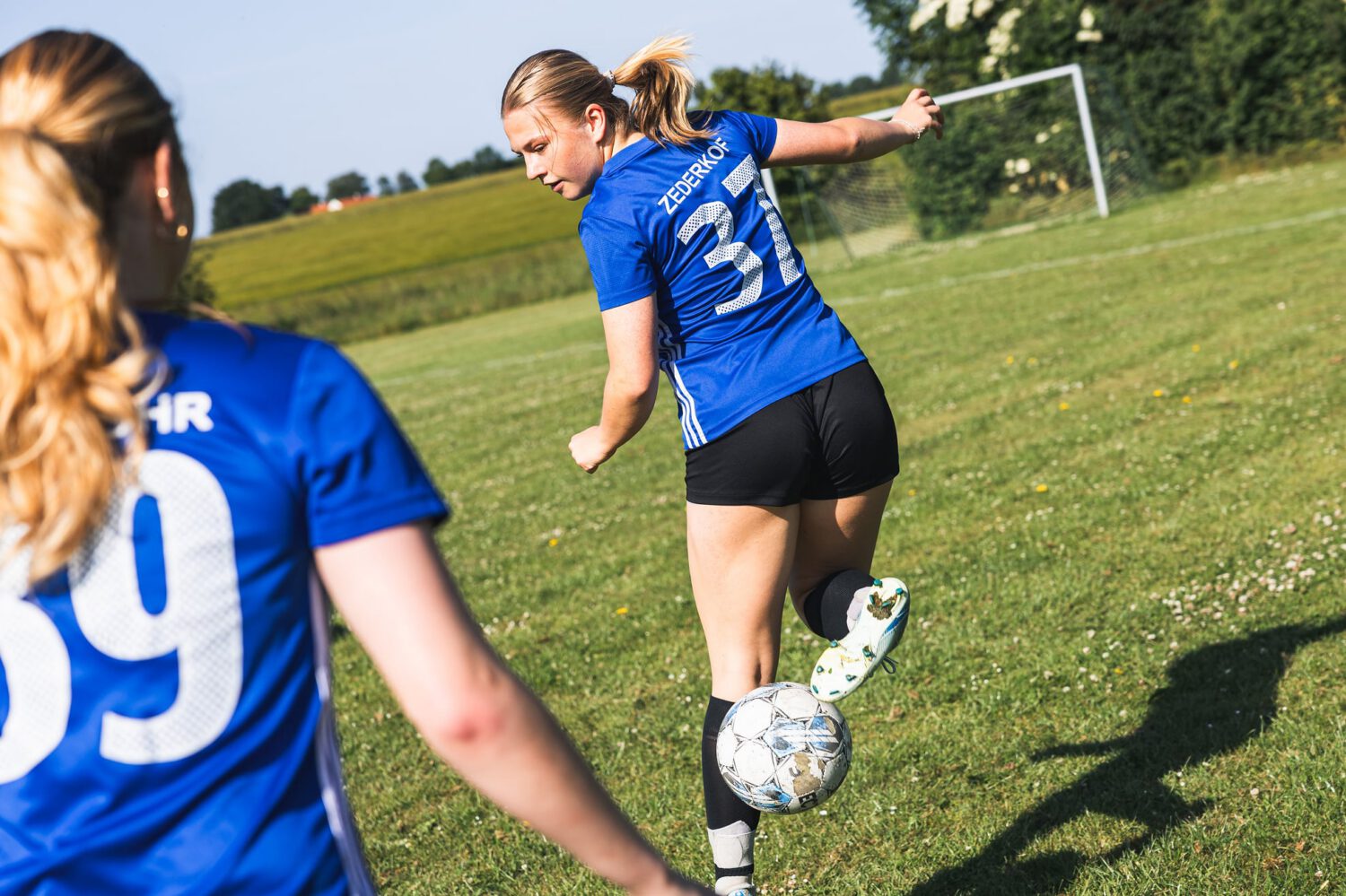 Piger spiller fodbold på efterskole